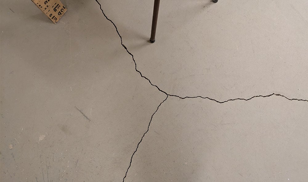Sättningssprickor i golvet hos Norbergs kommun.