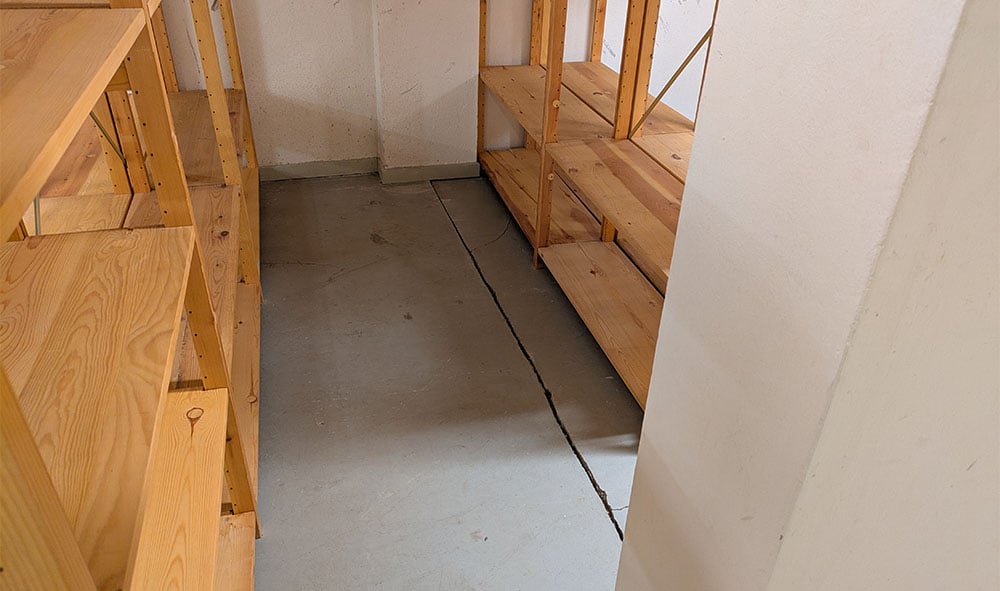 Golvsprickor orsakade av sättningar.