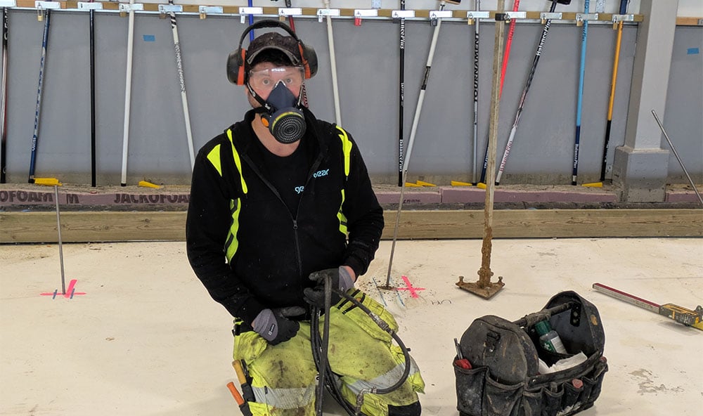 Tekniker från Geobear injekterar geopolymer i curlinghallen i Umeå.