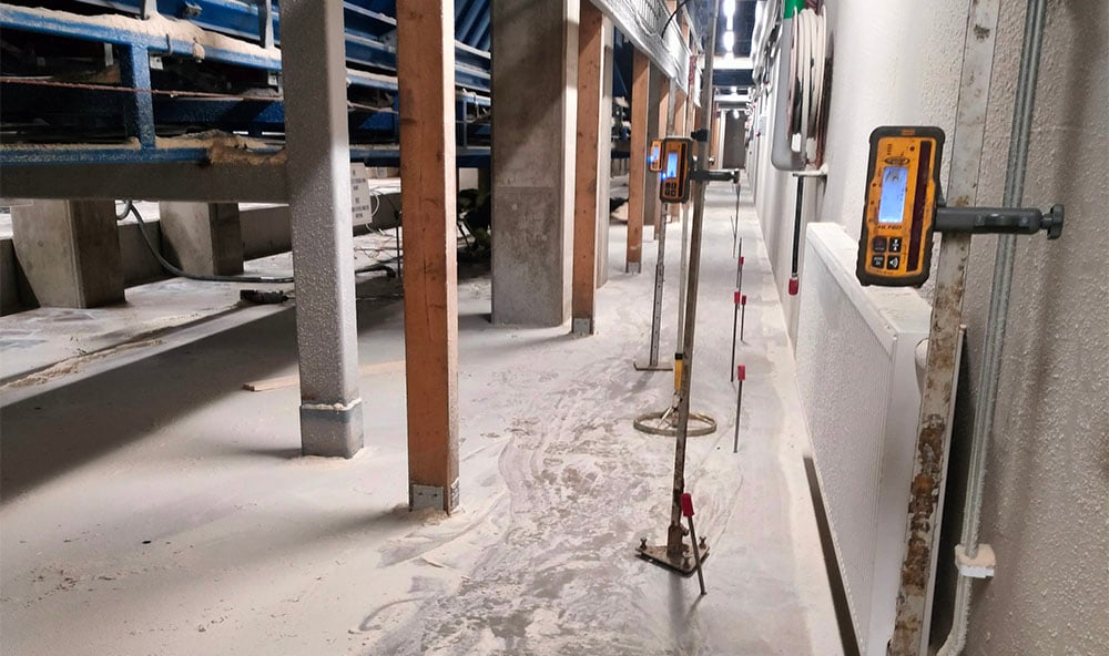 Stabilisering och tomrumsfyllning under betongplatta vid Setra Malå med geopolymerinjektering för att säkra maskinfundament och återställa bärighet i industriell anläggning.