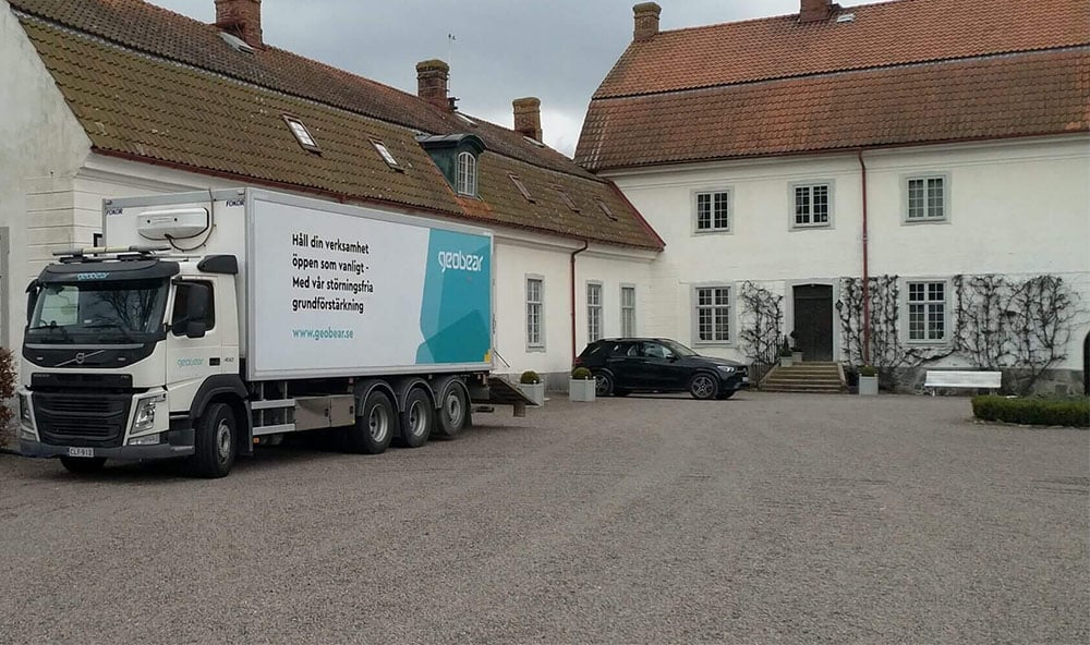 Geobears lastbil parkerad framför fastighet