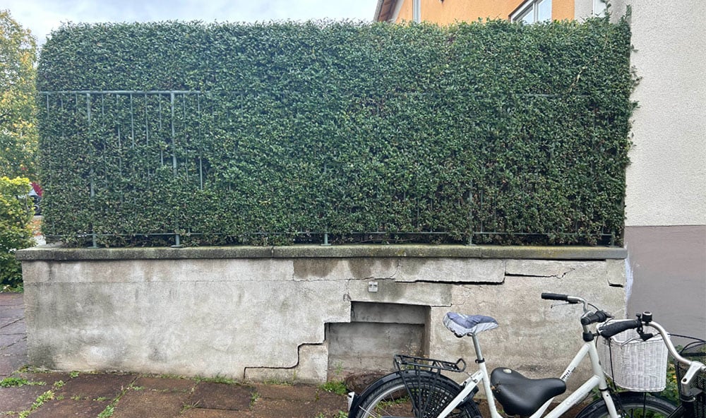 Läs hur Geobear stabiliserade en sprucken stödmur hos BRF Riksbyhöjden i Bromma genom grundförstärkning genom precisionsinjektering av geopolymer på bara en dag.