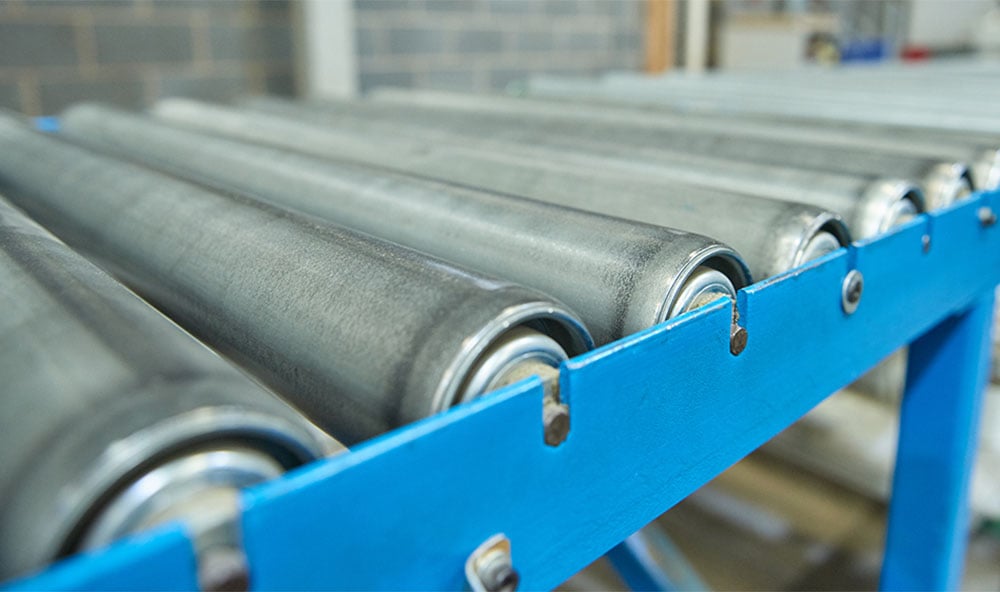 Närbild på ett rullband i en fabrik.