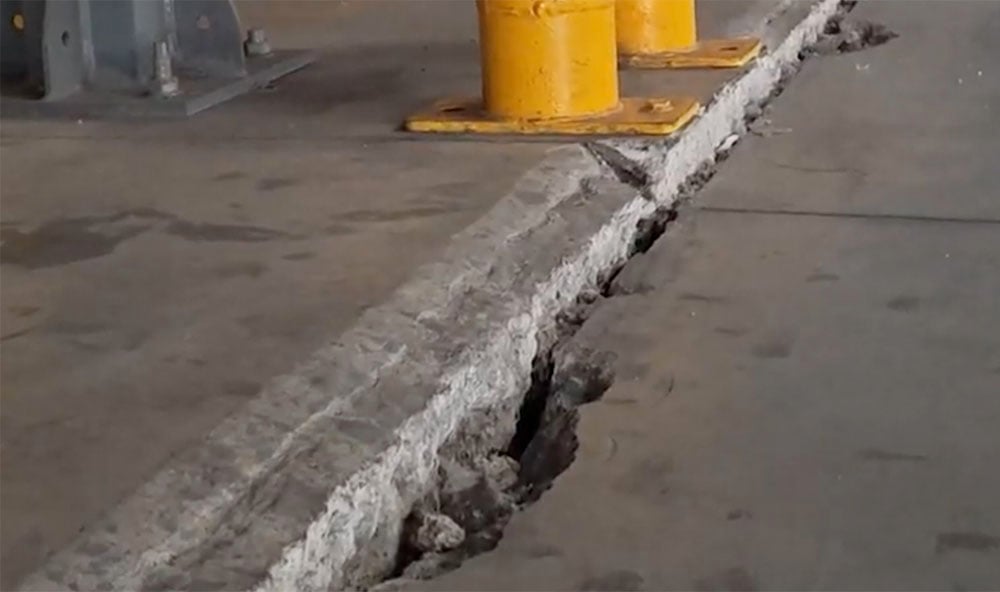 Närbild på en sättningsskada i golv i en företagslokal.