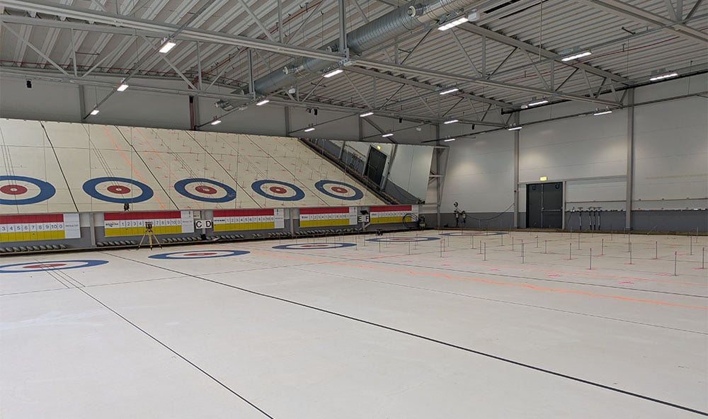 Geobear injekterar geopolymer i curlinghallen i Umeå.