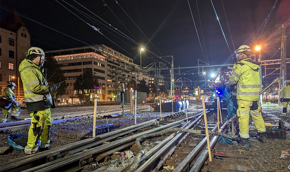 Geobear utför markförstärkning på Göteborgs centralstation nattetid.