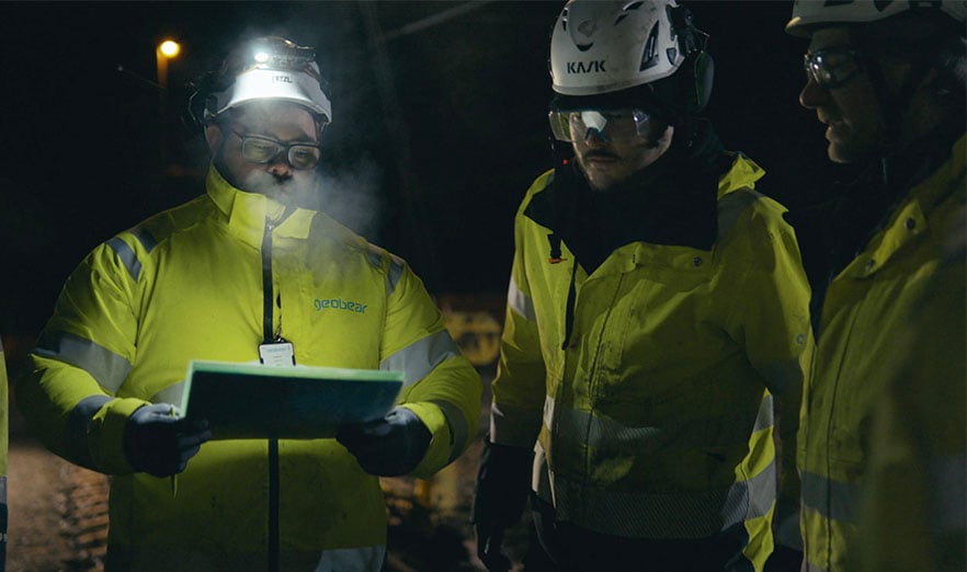 Geobears tekniker utför precisionsinjektering vid Simonstorp station nattetid för att stabilisera marken under järnvägsspåret utan att störa trafiken.