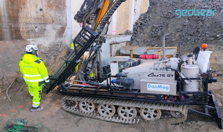 Geobear genomför precisionsinjektering för markförstärkning vid Svedjans reningsverk i Boden i samband med Skanskas entreprenad.