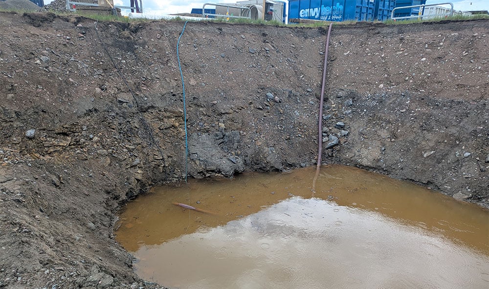Geobear stoppar ett akut vatteninläckage på över 40 $m^3$ i timmen vid Skanskas schaktarbete på Arlanda flygplats genom att injektera expanderande geopolymer som tätar dolda hålrum och stabiliserar marken helt utan driftstopp.