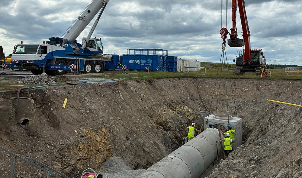 Geobear stoppar ett akut vatteninläckage på över 40 $m^3$ i timmen vid Skanskas schaktarbete på Arlanda flygplats genom att injektera expanderande geopolymer som tätar dolda hålrum och stabiliserar marken helt utan driftstopp.