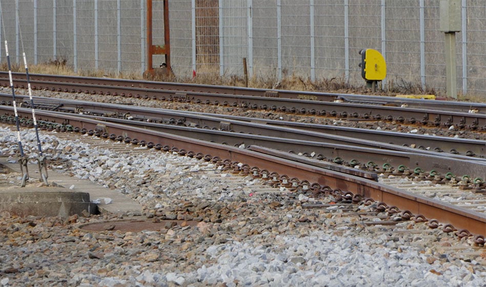 Närbild på järnvägsspåret vid Simonstorp station där Geobears kompakta injekteringsutrustning används för att stabilisera marken direkt under räls och ballast.