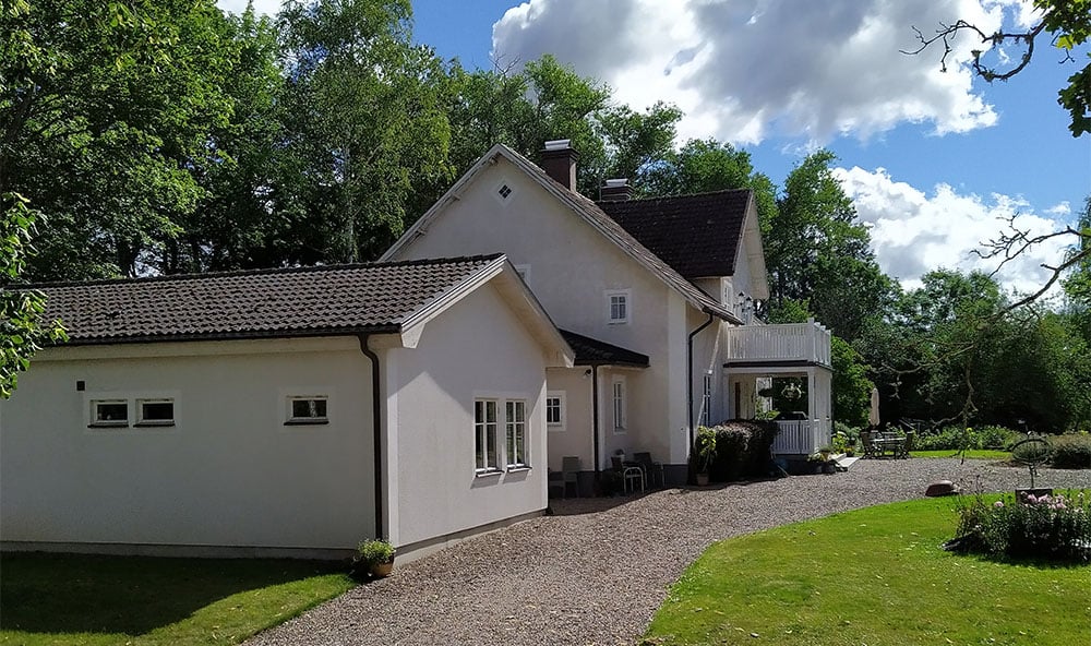 Villa med sättningar i Linköping. Geobear åtgärdar sättningar i hus, sommarhus och fritidshus med hjälp av geopolymer. Effektiv markförstärkning och grundförstärkning.