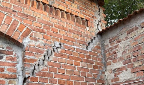 Kraftiga sättningar i tegelbyggnad