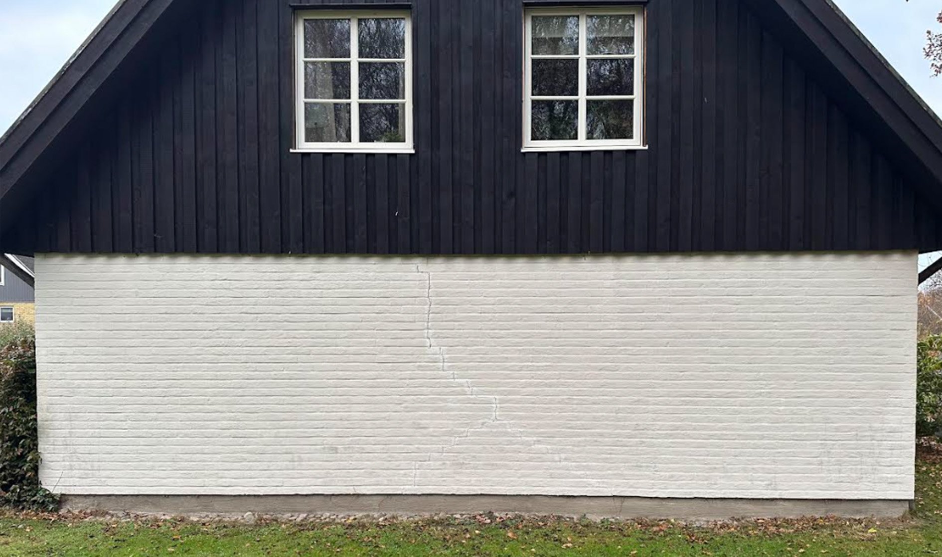 Sprickor i husvägg orsakat av sättningar