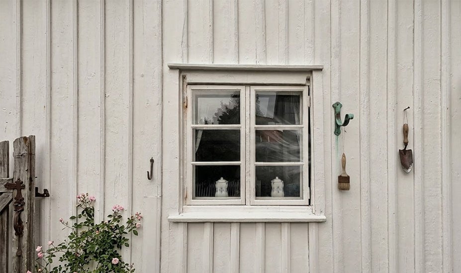 Kärvande fönster med fönsterglipa orsakat av sättningar