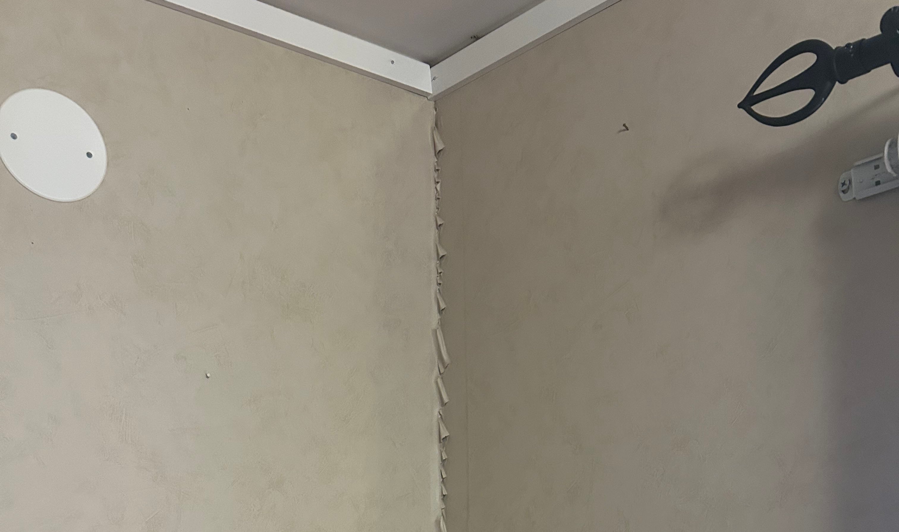 Sprickor i väggarna och tapet som rört på sig orsakat av sättningar.