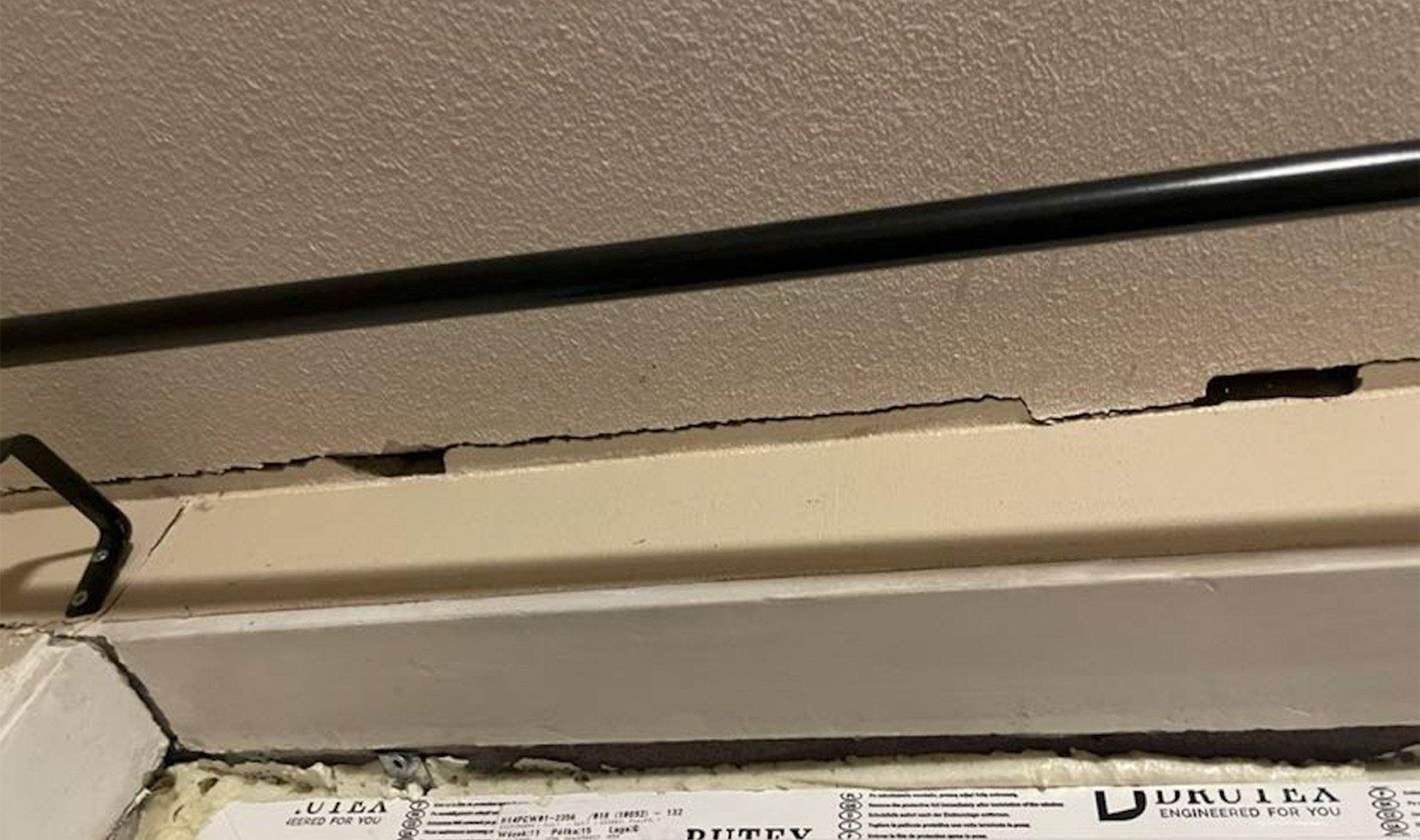 Sättningar och väggsprickor i villa i Spånga