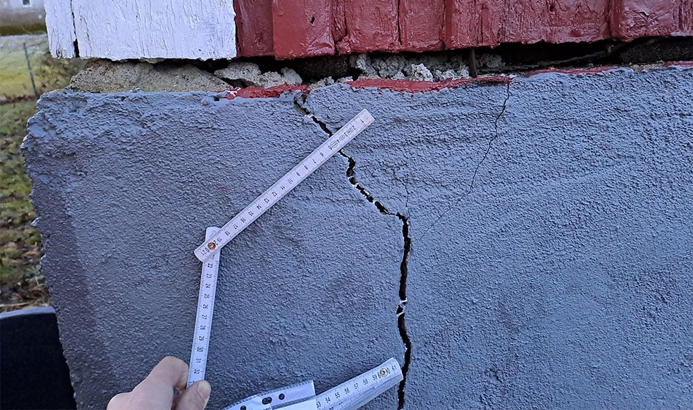Spricka grund och fasad sättningar