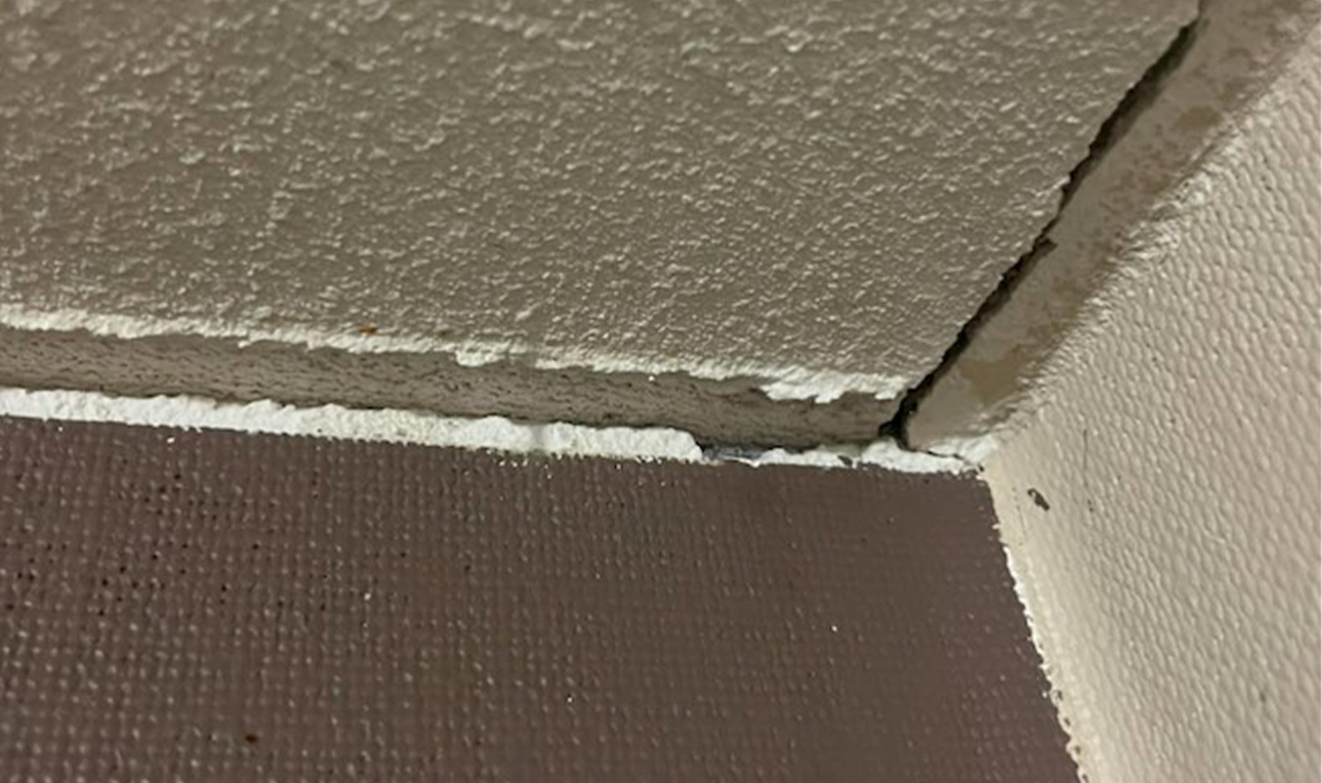 Väggsprickor från sättningar i villa