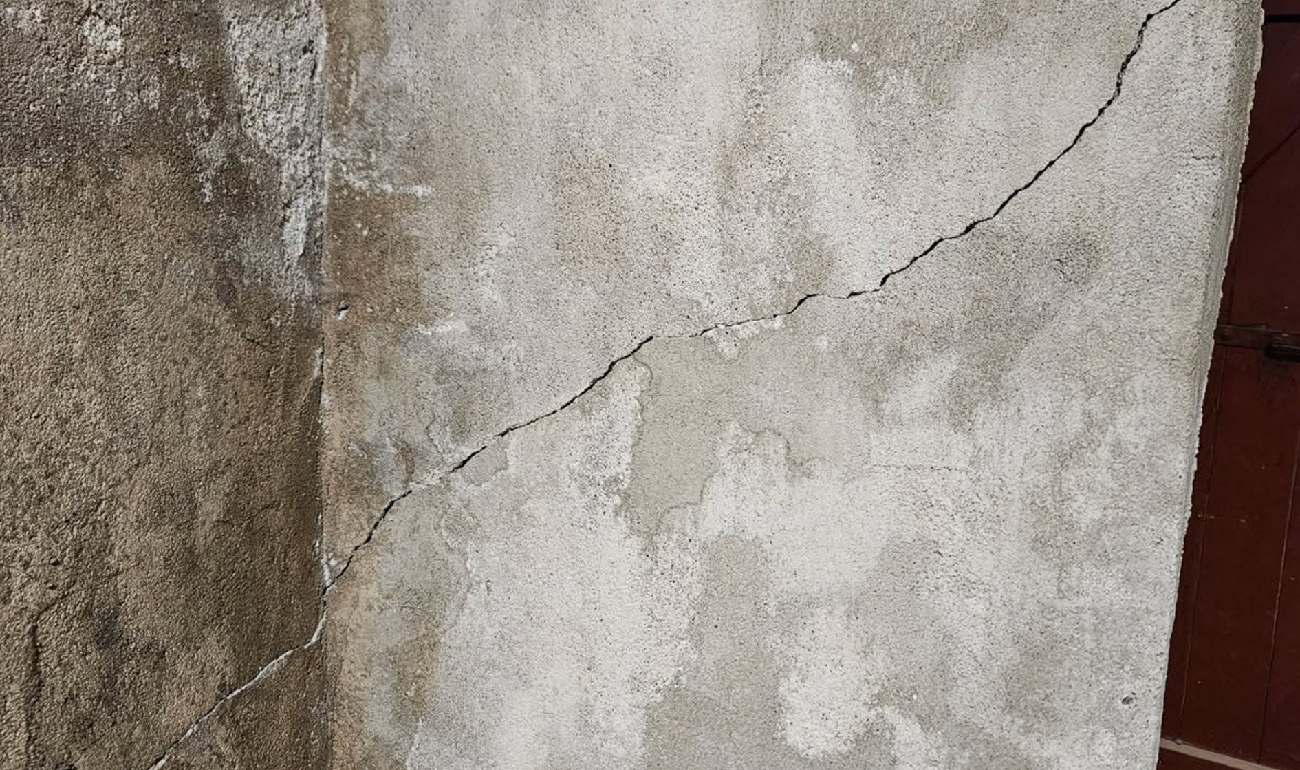 Väggsprickor orsakat av sättningar