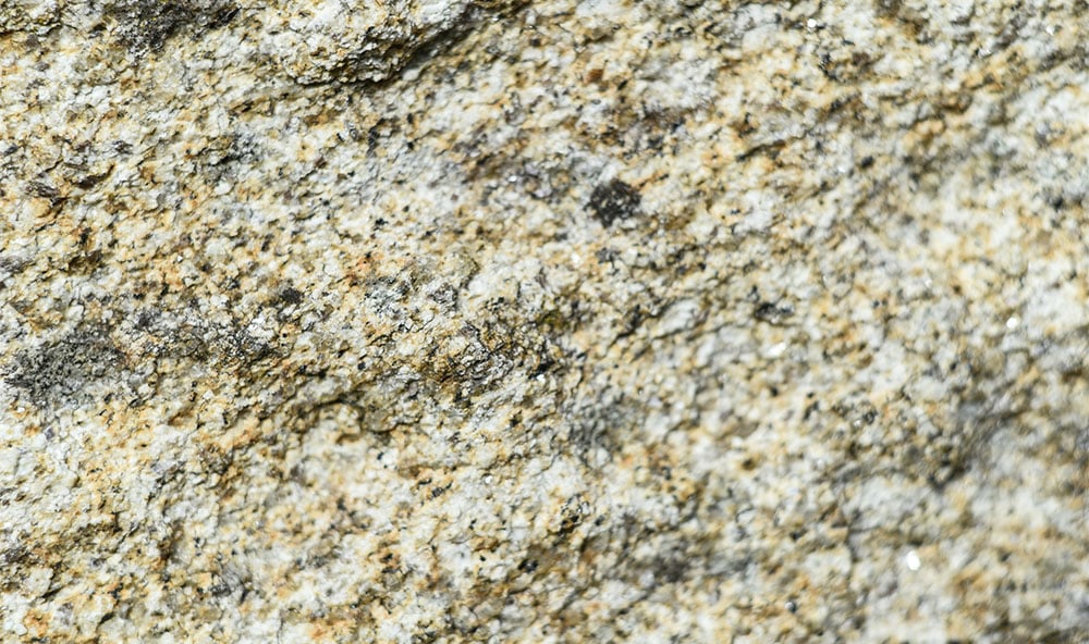 Svenskt urberg bestående av granit och gnejs med hög bärighet för stabil grundläggning och husbyggnation.