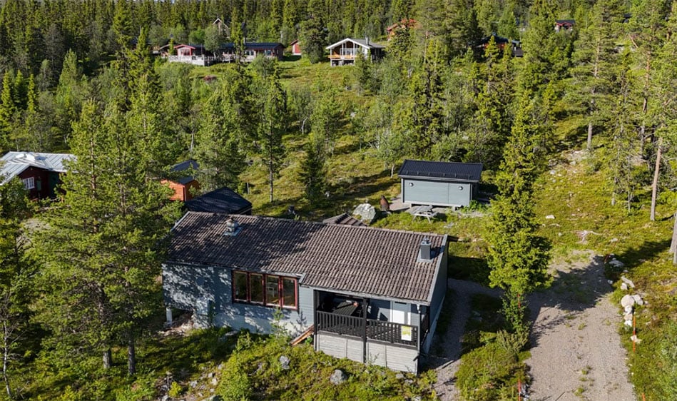 Exteriörbild på en sommarstuga i Lofsdalen där Geobear har åtgärdat sättningar i torpargrunden genom modern grundförstärkning och markförstärkning.