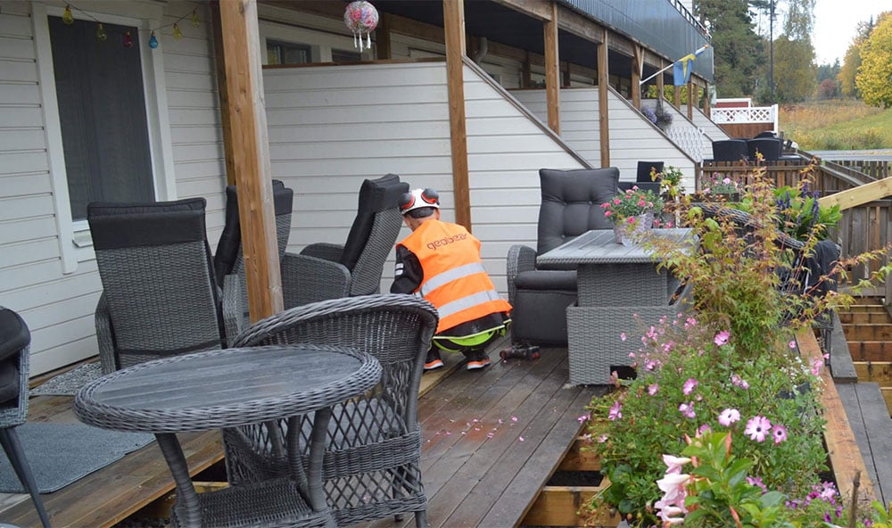 Geobears tekniker på plats för att utföra injektering med gepolymer i radhus i norra Stockholm.