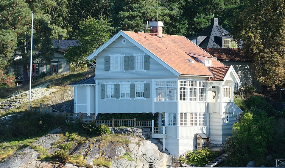 Sprickor i fasad och grund uppstår ofta i övergången mellan berg och lösmark. Vi stabiliserar din grund och lyfter konstruktionen på rätt nivå igen – helt utan grävmaskiner eller störande ingrepp.