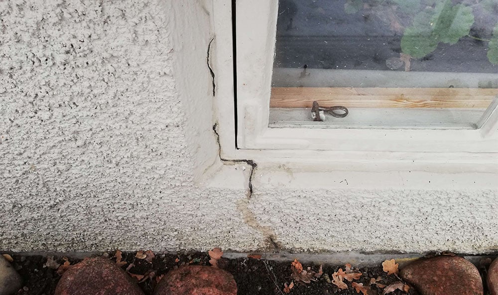 Närbild på spricka i villa i Farsta som Geobear åtgärdade med expansionsinjektering med geopolymer.