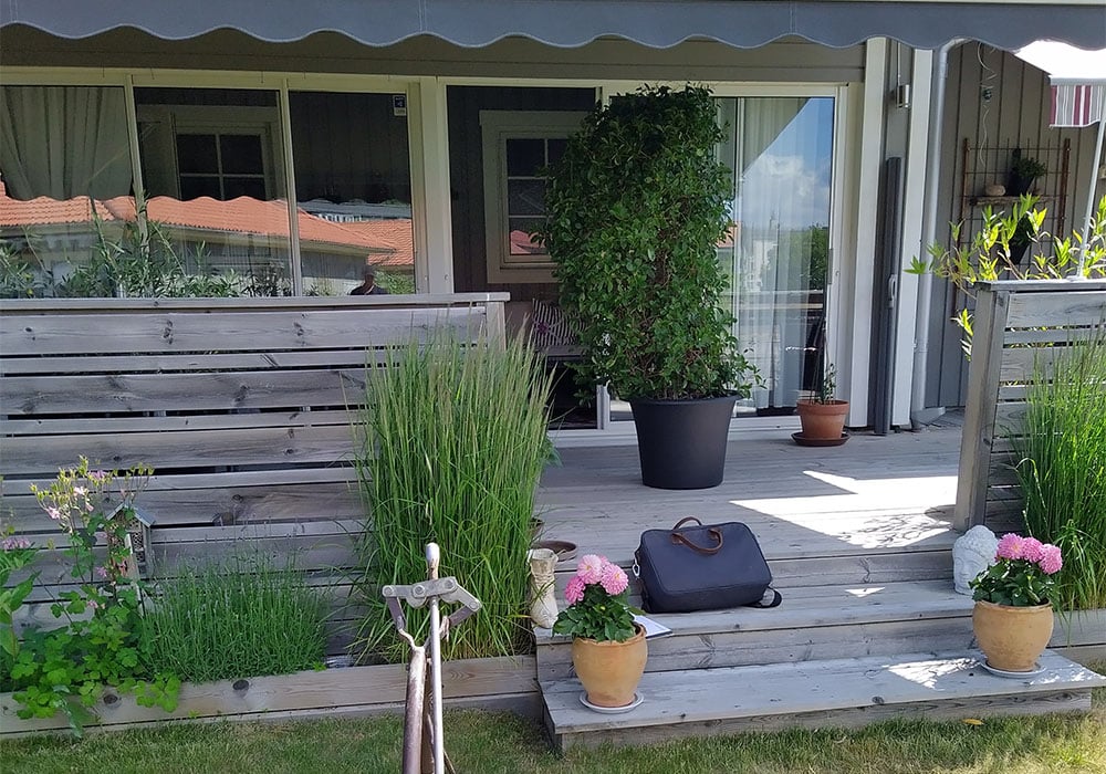 En tydlig sättningsskada i ett uterum i Norrtälje där glaspartier hängde i luften på grund av svag mark i den sandiga moränen.