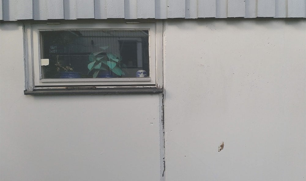 Spricka på husvägg orsakat av sättningar.