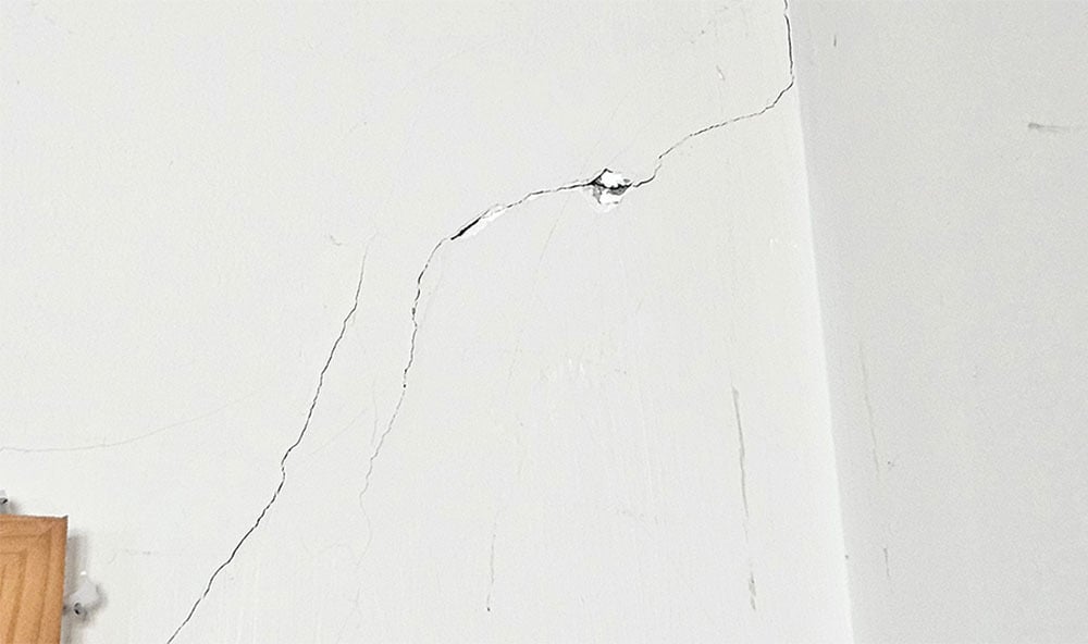 resi - diagonala sprickor innervägg