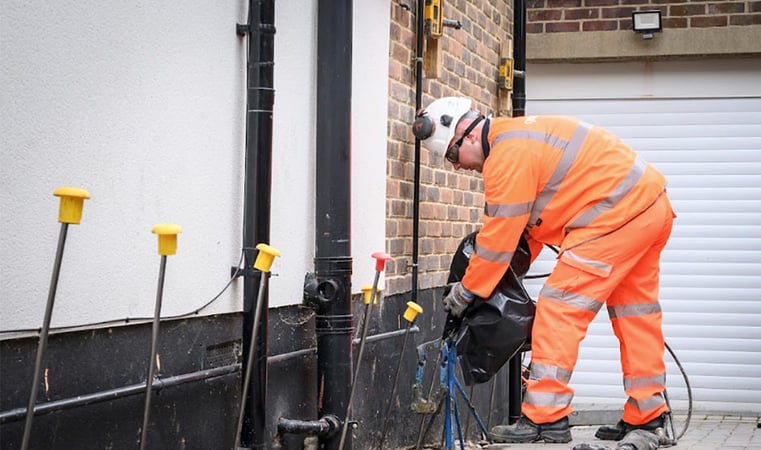 Iniekcje geopolimerowe - jak stabilizują grunt pod budynkiem?