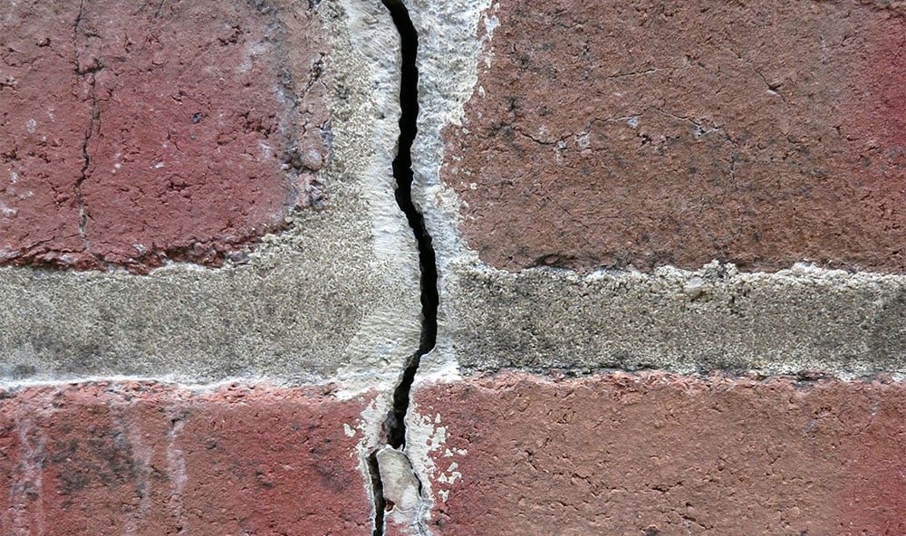 Diagonal spricka i en husvägg/tegelvägg.