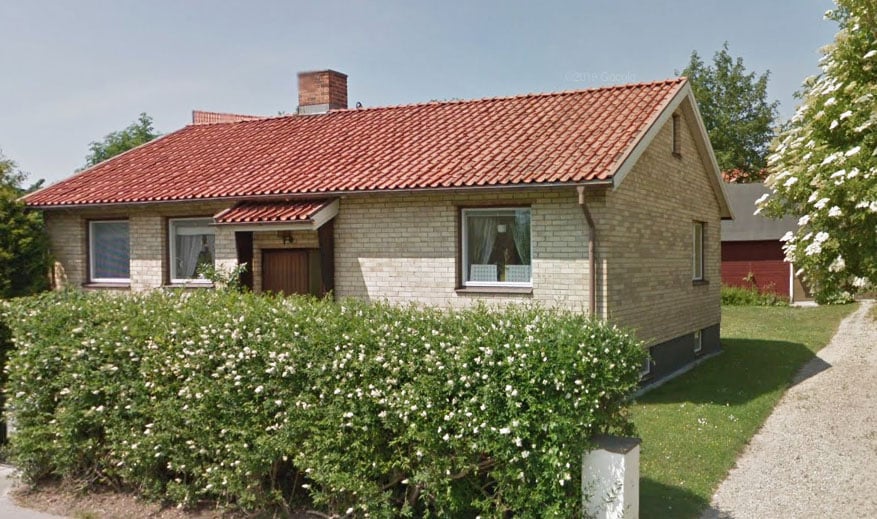 Tegelvilla i Visby med sättningsskador i källargrunden och sprickor i betongplattan. Fastigheten genomgår markförstärkning med Geobears lösning för att stabilisera huset och stoppa framtida sättningar efter uttorkning av marken, en effektiv metod för grundförstärkning utan grävning.