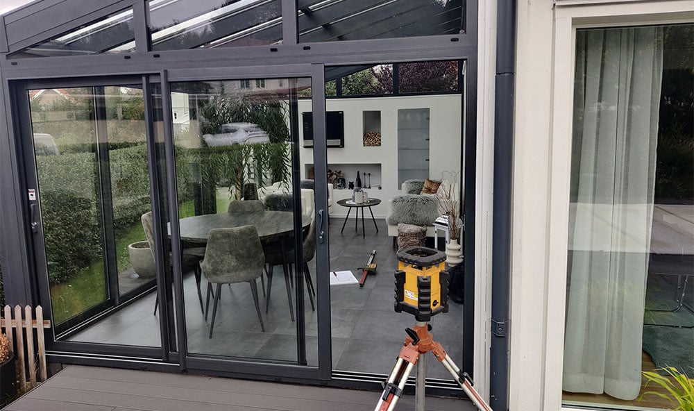 Professionell grundförstärkning av uterum i Täby, Stockholm – lagning av sättningssprickor och stabilisering utan grävning.