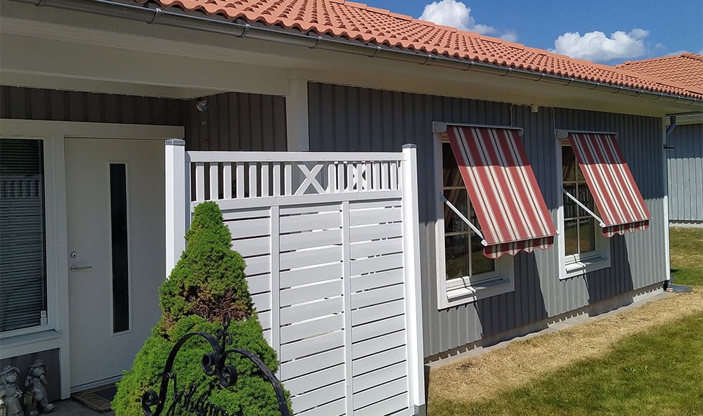 En tydlig sättningsskada i ett uterum i en villa i Norrtälje där glaspartier hängdei luften på grund av svag mark i den sandiga moränen.