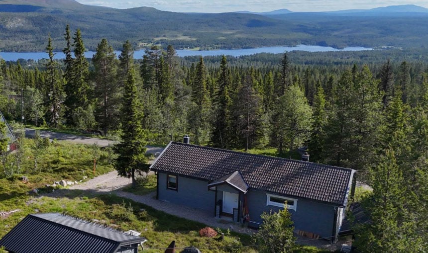 Exteriörbild på en sommarstuga i Lofsdalen där Geobear har åtgärdat sättningar i torpargrunden genom modern grundförstärkning och markförstärkning.