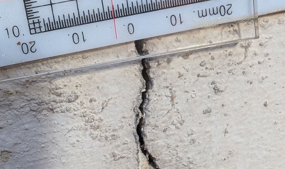 Närbild på spricka i vägg som mäts av Geobear