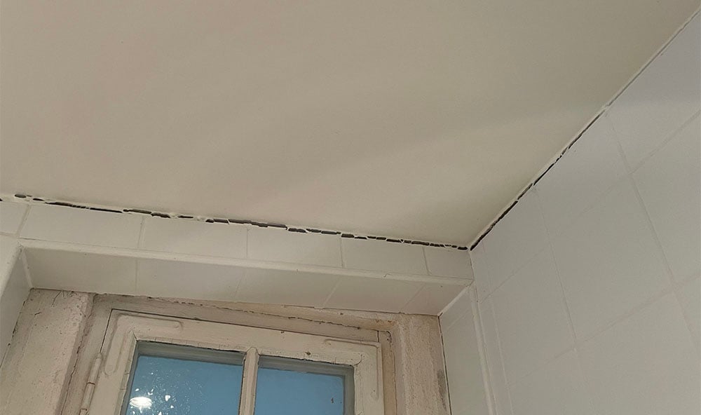 Väggsprickor och taksprickor orsakade av sättningar. Geobear åtgärdar sättningar i hus, sommarhus och fritidshus med hjälp av geopolymer. Effektiv markförstärkning och grundförstärkning.