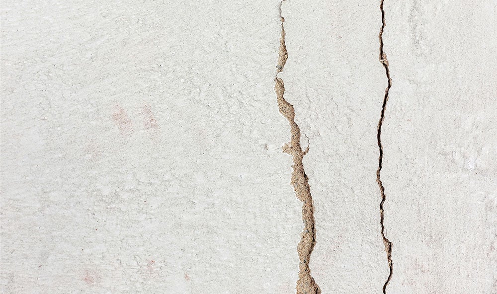 Vertikala sprickor i husvägg, innervägg.