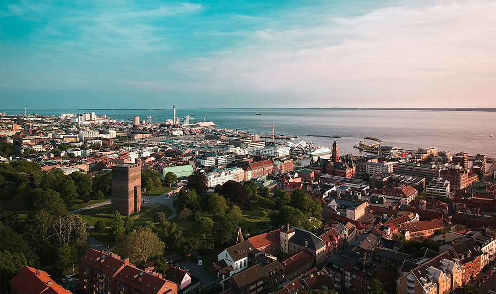 Professionell mark- och grundförstärkning för villa och hus i Helsingborg med Geobear – stabilisering av sättningsskador, lagning av sprickor i husgrund och förstärkning av betongplatta med geopolymerinjektering utan grävning, för en snabb, ren och störningsfri lösning som skyddar ditt hem.