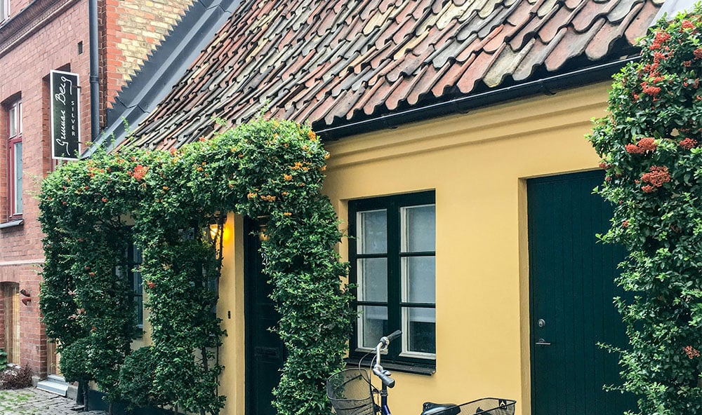 Professionell mark- och grundförstärkning för villa och hus i Malmö och Skåne med Geobear – stabilisering av sättningsskador, lagning av sprickor i husgrund och förstärkning av betongplatta med geopolymerinjektering utan grävning, för en snabb, ren och störningsfri lösning som skyddar ditt hem.