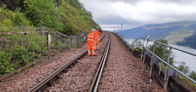 Rail ballast binding - targeted geopolymer injection