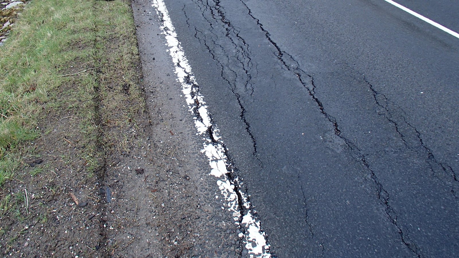 highway pavement cracks 