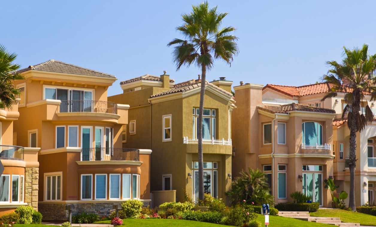 Street view of Southern California neighborhood