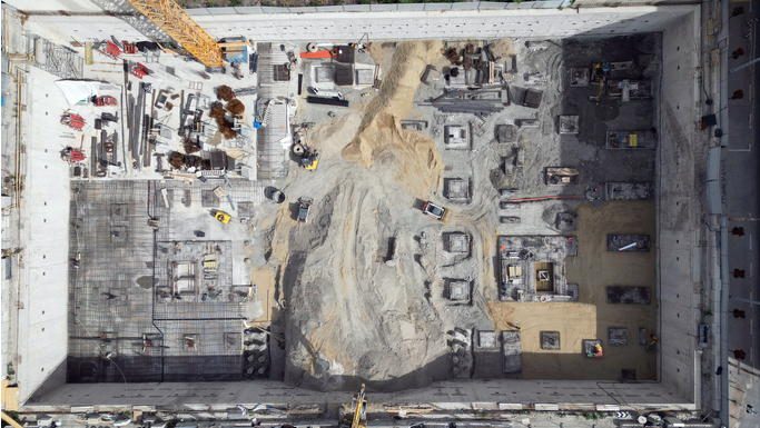 Widok z lotu ptaka na plac budowy z wykopem fundamentowym nowego wieżowca