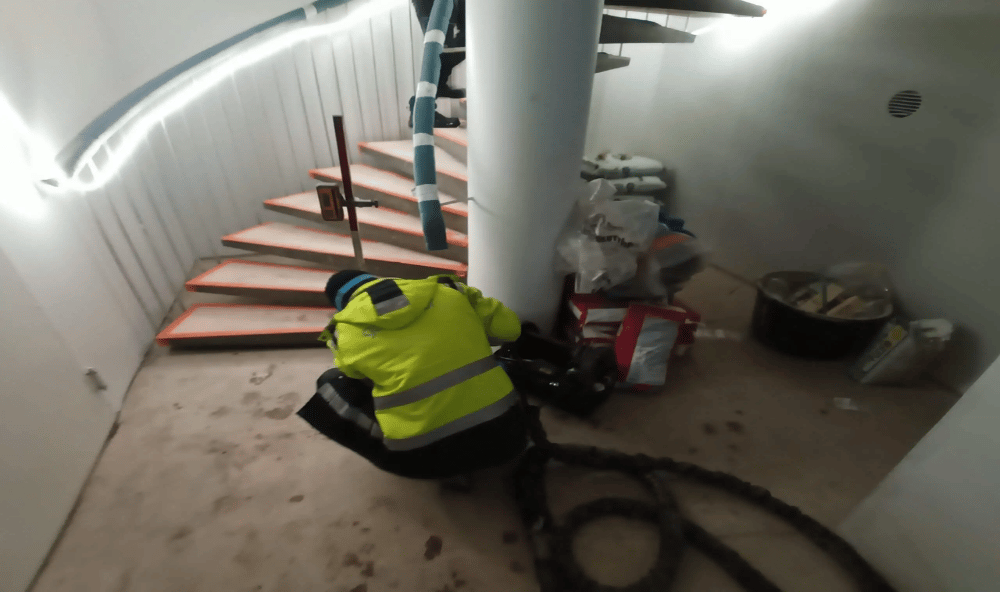 lattian-alla-olevien-tyhjatilojen-taytto-lauttasaaressa-scaled