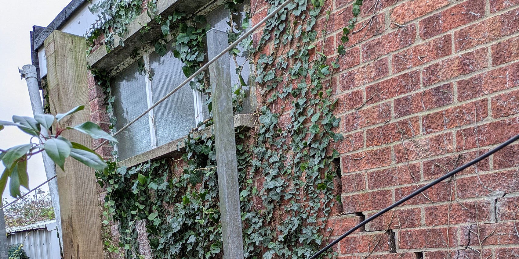leaning-building